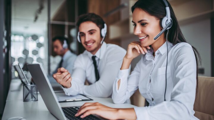 Female and male contact center agents